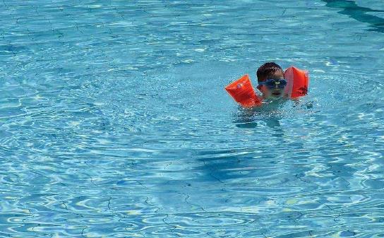小孩游泳池的广州消毒剂与成人的有什么不同